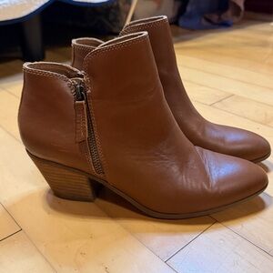 House of Harlow 1960 Brown Leather Ankle Bootie Size 9 Classic Chic Timeless